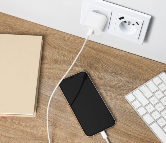 Gniazda z ładowarką USB A+C – nowoczesne rozwiązanie do każdego wnętrza