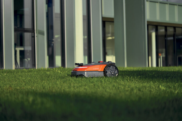 Robot koszący w ogrodzie – inteligentna pielęgnacja trawnika z Oleo-Mac