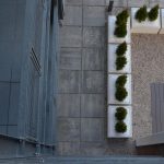 Bezpretensjonalna architektura, zieleń i niebanalne nawierzchnie