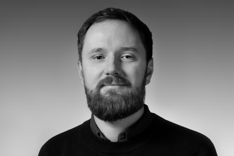 Czy norweska architektura potrzebuje ogrodzeń? Rozmowa z arch. Cezarym Dałkiem, projektantem w norweskiej pracowni LØVSETH+PARTNERE Cezary Dałek - portret - CDA-DSCH9616-02-1500x1000