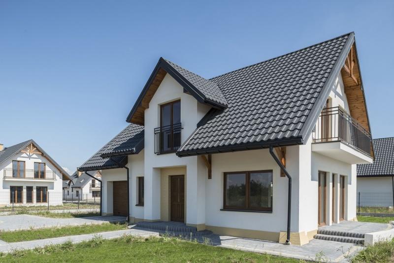 Dach w szarościach na topie Szara blachodachówka