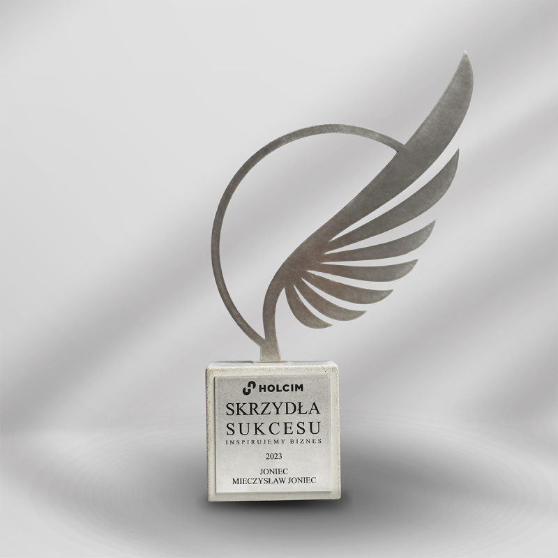 Firma JONIEC® ze statuetką Skrzydła Sukcesu firmy Lafarge-Holcim JONIEC - Skrzydla sukcesu_2024
