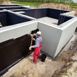 Izolacja fundamentów masą bitumiczną – skuteczna ochrona budynku na lata fot_aplikacja