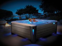 Podświetlane-Jacuzzi-Ogrodowe-nocą