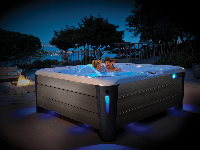 Jacuzzi ogrodowe Hot Spring – luksus, zdrowie i relaks w Twoim ogrodzie Podświetlane-Jacuzzi-Ogrodowe-nocą