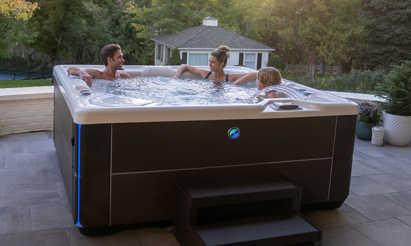 rodzina w jacuzzi ogrodowym