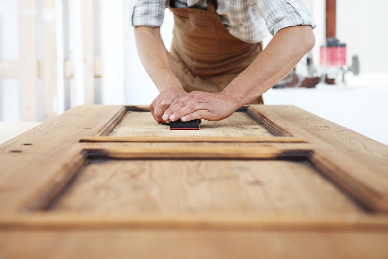 Nieoszlifowany diament, czyli fornir carpenter work the wood with the sandpaper
