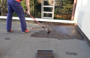 ultrament_malowanie_pokrycia_z_papy_przy_pomocy_renowatora