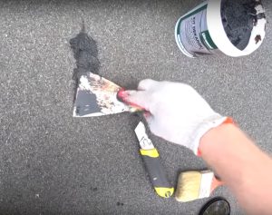 ultrament_nakladanie_kitu_dekarskiego_na_uszkodzona_pape