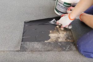 ultrament_nakladanie_lepiku_w_celu_wklejenia_nowego_fragmentu_papy