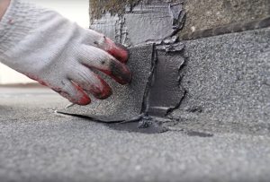 ultrament_przyklejanie_nowego_kawalka_papy_na_uszkodzone_miejsce