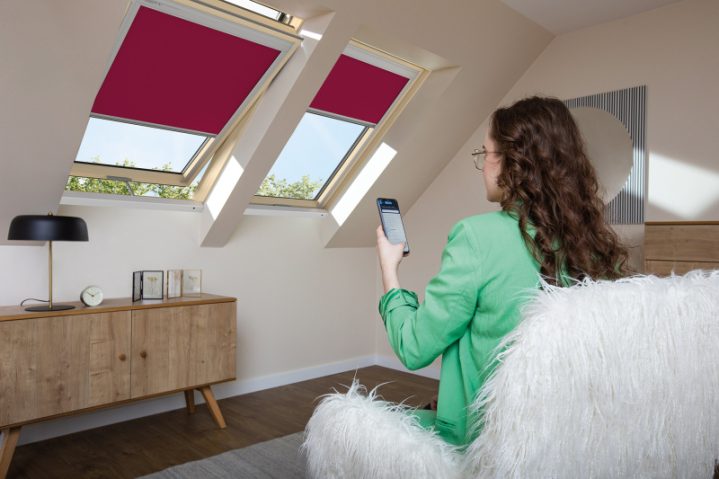 Zdjecie 1 FAKRO_RoletaARF_viva_magenta (www)