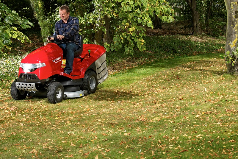 Sezon na liście – jak je sprzątać bez wysiłku? Kosiarka traktorowa Honda 2417